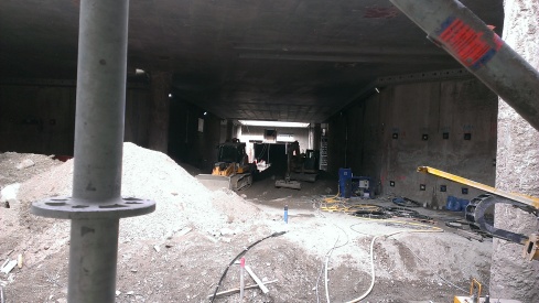 Hier waren wir nun, ca. 30 Meter unter Straßenniveau mit freiem Blick in die zukünftige Haltestelle Durlacher Tor.